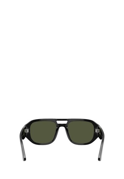 Sorte rektangulære solbriller med grønne linser. Plastisk ramme med udskåret bro og tynde lige arme. Minimalistisk design.