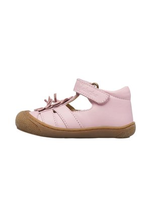 Sandalo per bambina piccolo di colore rosa chiaro con punta chiusa, suola in gomma, decorazione a fiore e cinturino regolabile in velcro su sfondo bianco.