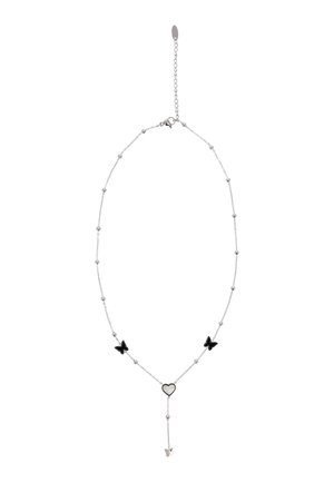 Ezüst láncnyaklánc apró gyöngyökkel, két fekete pillangó medállal, egy központi szív medállal és egy lógó pillangó medállal.