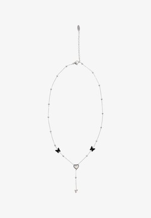 Ezüst láncnyaklánc apró gyöngyökkel, két fekete pillangó medállal, egy központi szív medállal és egy lógó pillangó medállal.