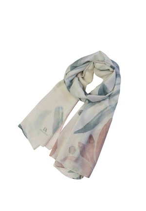 Pañuelo ligero y transparente con patrones florales en tonos pastel suaves en azul, verde y rosa, doblado suelto sobre un fondo blanco.