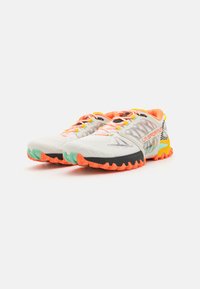 Sportschuhe mit einem weißen Mesh-Obermaterial, einer schwarzen und orangenen Gummisohle, lebhaften Akzenten in Gelb und mintgrün sowie einer verstärkten Zehenkappe.