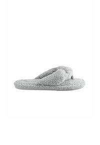 Pantufla tipo chancla suave, gris y peluda con suela gruesa y tira ancha de tela, diseñada para la comodidad en interiores.
