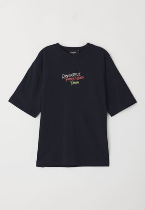 Marineblå cotton T-skjorte med korte ermer. Har fargerik brodert tekst: "DSQUARED2 SUMMER LOVERS XOXO" i rød, grønn og hvit.