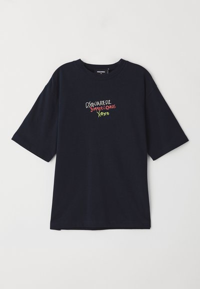 Navyblauwe katoenen T-shirt met korte mouwen. Voorzien van kleurrijke geborduurde tekst: "DSQUARED2 SUMMER LOVERS XOXO" in rood, groen en wit.
