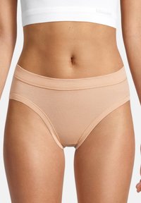 Mutande bikini in cotone color pesca con una texture liscia, cintura elastica e un taglio classico. Nessun motivo visibile o decorazioni.