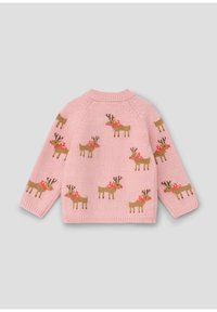 Rosa gestrickter Pullover mit Rentiermustern und roten Schleifen. Runde Ausschnitt, lange Ärmel und gerippter Saum sowie Bündchen.