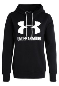 Czarna bluza z kapturem wykonana z miękkiego materiału, z kieszenią z przodu, sznurkami oraz dużym białym logo Under Armour nadrukowanym na przodzie.