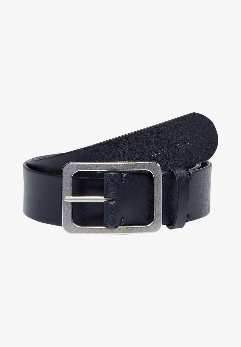 Ceinture en cuir noire roulée avec une grande boucle métallique argentée rectangulaire et une seule boucle de ceinture sur fond blanc.