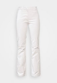 Pantalons évasés blancs en tissu de coton. Comprend des passants de ceinture, des poches avant et une texture lisse avec un léger éclat.