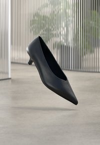 Избран, black