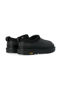 Scarpe slip-on nere con colletto in maglia testurizzata, suola in gomma e logo Vibram. Materiale superiore liscio con forma arrotondata e profilo basso.