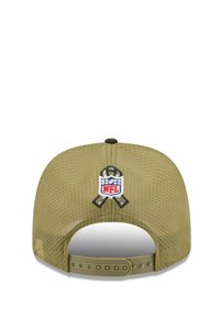 Khaki Mesh-Baseballcap mit strukturiertem Oberflächenmaterial. Mit gesticktem NFL-Logo-Patch auf der Rückseite und verstellbarem Riemen.