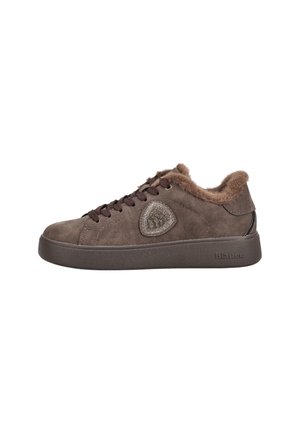 Baskets en daim marron avec doublure en fourrure, lacets marron foncé et patch logo triangulaire texturé sur le côté au-dessus d'une semelle épaisse en caoutchouc.