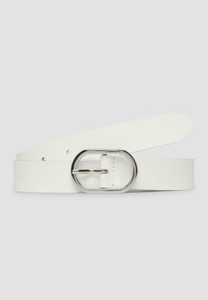 Weißer Ledergürtel mit ovaler silberner Metallschnalle, flach auf hellem Hintergrund liegend, zeigt Schnalle und Einstelllöcher.