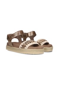 Sandali in ecopelle marrone con dettagli intrecciati, cinturini elasticizzati alla caviglia e suola in juta beige intrecciata. Fondo morbido per il massimo comfort.