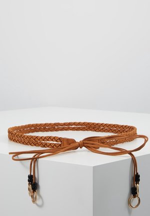 Bruine gevlochten leren riem met een gestrikte strik en gouden ringen met zwarte kraaltjes aan de uiteinden, getoond op een witte ondergrond.