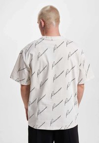 Rocawear ATLANTA - Apdrukāts T-krekls - offwhiteblack