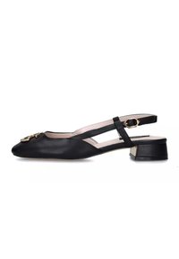 Scarpa slingback nera in pelle, con punta appuntita, tacco a blocco piccolo e dettaglio in oro frontalmente.