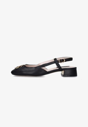 Scarpa slingback nera in pelle, con punta appuntita, tacco a blocco piccolo e dettaglio in oro frontalmente.