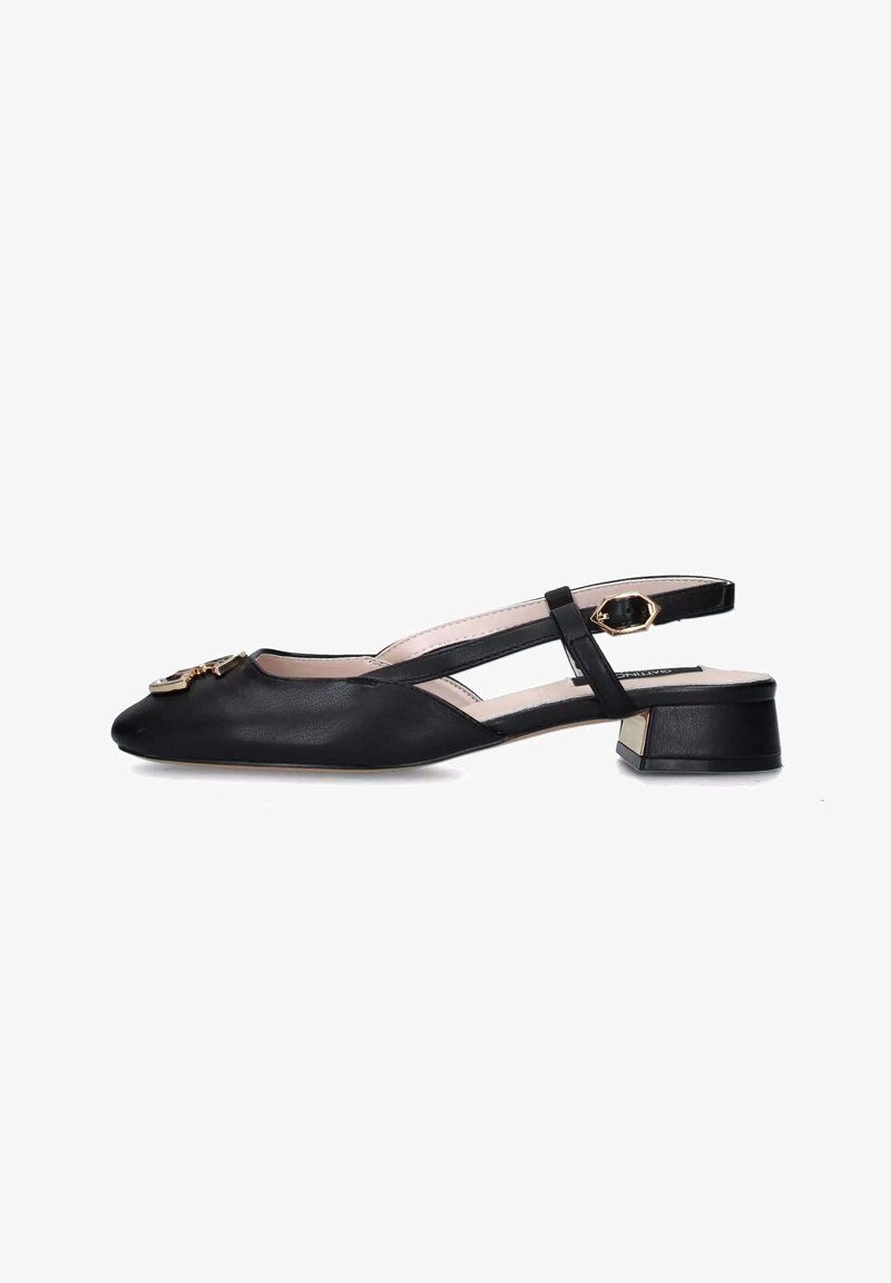 Scarpa slingback nera in pelle, con punta appuntita, tacco a blocco piccolo e dettaglio in oro frontalmente.