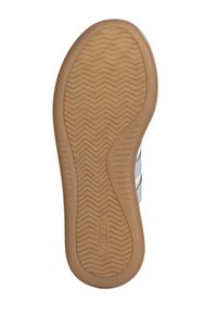 Suela de zapatilla Adidas con un patrón de espiga, material de goma y color beige. Presenta tres franjas blancas y un logo de la marca.