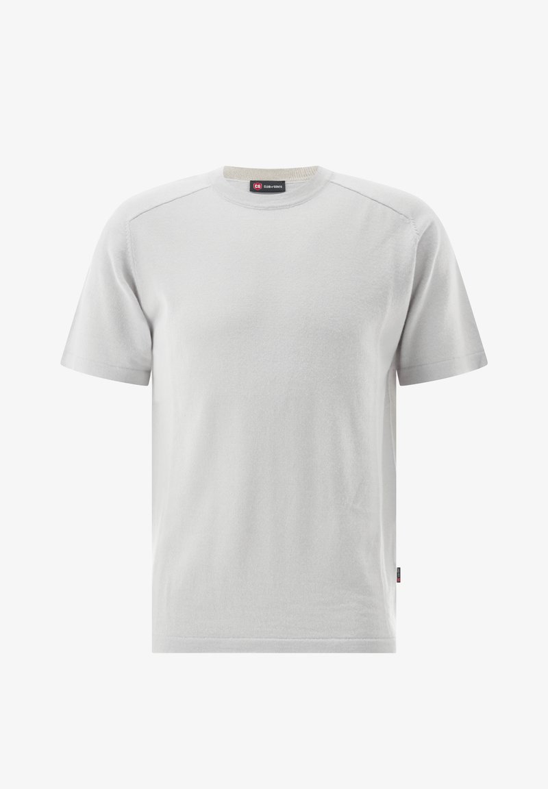 Weißes T-Shirt mit kurzen Ärmeln und Rundhalsausschnitt, mit einem kleinen schwarzen und roten Markenetikett am Kragen und an der Seitennaht.