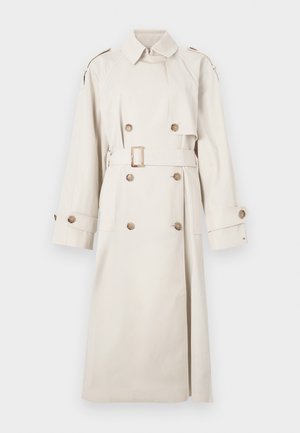 Trench-coat beige à double boutonnage, grands boutons et taille ceinturée. Comprend un col classique et des manches longues avec poignets.