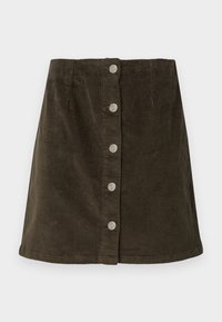 Falda de pana en verde oscuro con una forma ajustada, que presenta un cierre frontal de botones y seis botones de tono plateado a lo largo del centro.