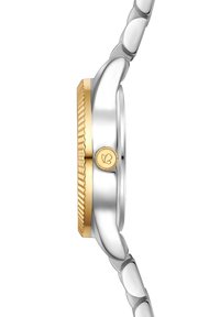 Orologio d'argento con una lunetta accentuata in oro, bordo rigato e una piccola corona tonda. Il bracciale presenta maglie intrecciate, creando una finitura liscia.