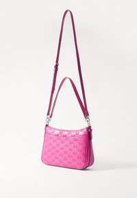 Borsa a tracolla in pelle rosa con motivo logo in rilievo, chiusura superiore con zip e tracolla regolabile con dettagli in metallo argento.
