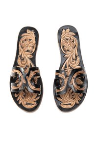 Sandali in pelle nera con intricati motivi floreali e fogliari in color tan. Presentano una punta chiusa con doppie cinghie per supporto e stile.