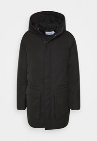 Czarna ocieplana parka z kapturem, z zapięciem na zamek, dwoma przednimi kieszeniami i subtelnym logo. Gładka, teksturowana tkanina.