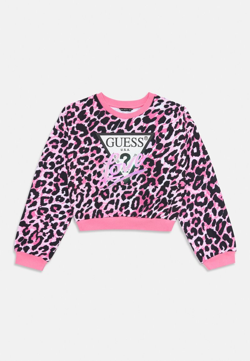Sweat-shirt court imprimé léopard rose et noir avec poignets et col rose, portant un logo GUESS U.S.A. et un texte holographique "Love" sur le devant.