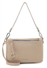 Sac en cuir beige à bandoulière avec une finition texturée, fermeture éclair en argent, sangle détachable et logo embossé à l'avant. Forme rectangulaire compacte.