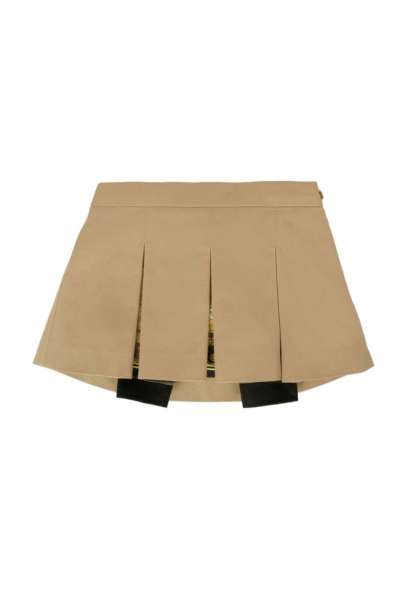 Gonna plissettata beige realizzata in un tessuto liscio. Presenta tre pieghe frontali e dettagli neri sull'orlo, con una fodera interna a fantasia.