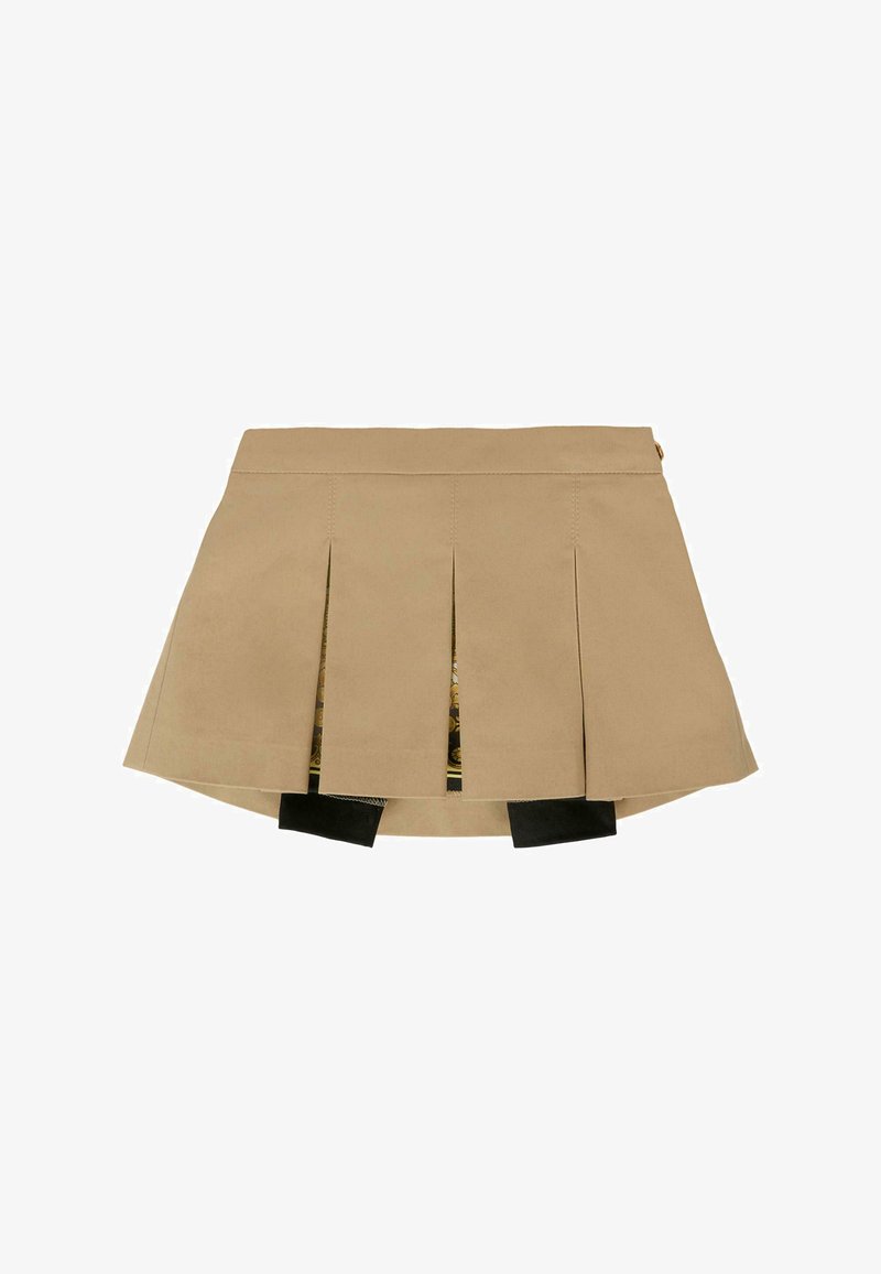 Beige geplooide rok gemaakt van een gladde stof. Bevat drie plooien aan de voorkant en zwarte accenten aan dezoom, met een patroon binnenvoering.