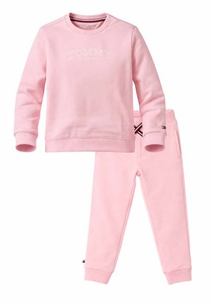 Felpa rosa chiaro per bambini e pantaloni coordinati, con il logo Tommy Hilfiger sul petto e dettaglio a righe sulla vita.