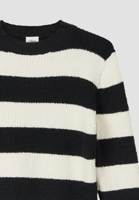 Schwarzer und weißer gestreifter Pullover aus einem strukturierten, weichen Stoff mit rundem Ausschnitt. Die wechselnden Streifen sind gleich breit.