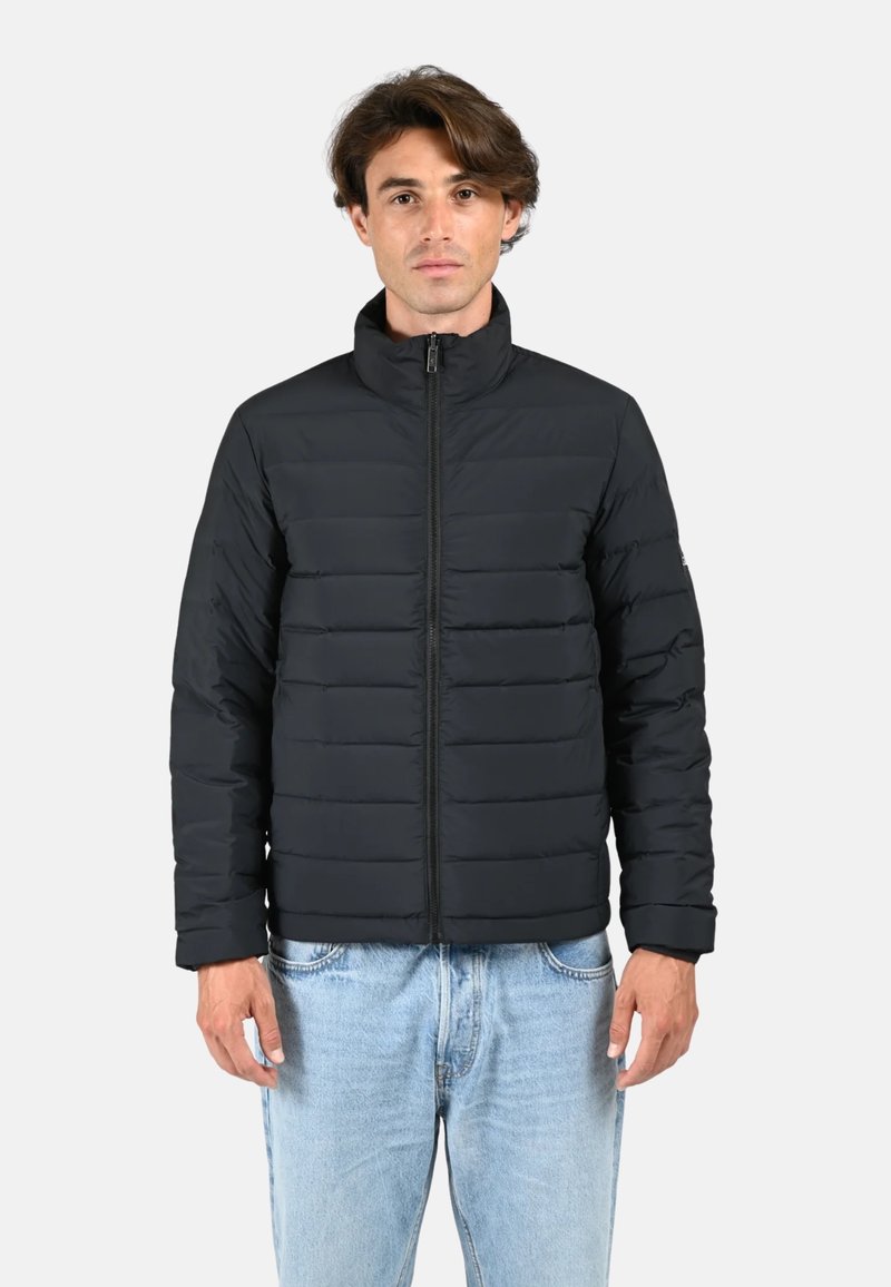 Veste matelassée noire avec col montant, dotée d'une fermeture éclair à l'avant, d'un design à soufflets horizontaux et d'une texture lisse et brillante.