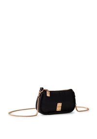 Pochette noire texturée avec une bandoulière en chaîne dorée, présentant un accent en métal doré et une fermeture éclair. Forme ovale compacte.