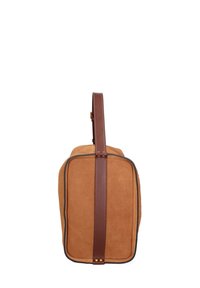Borsa in suede marrone con forma rettangolare, dotata di un manico singolo in pelle marrone e dettagli in metallo dorato.