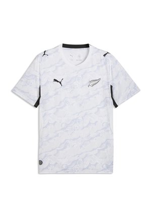 Wit sportshirt met subtiel golvend patroon, zwart Puma-logo op de borst en mouwen, en een zwart varenembleem aan de voorkant links.