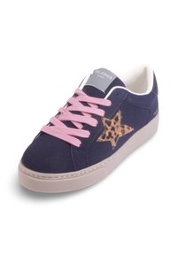 Baskets en suede bleu marine avec des lacets roses, ornées d'une étoile à motif léopard sur le côté et d'une semelle en caoutchouc blanc.