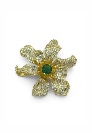 Spilla floreale in oro con petali decorati, caratterizzata da gemme trasparenti e una pietra verde centrale. Superficie texturizzata e design dettagliato.