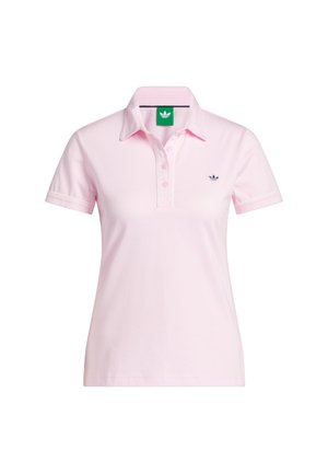 Polo de manga corta color rosa claro con cuello, tapeta de tres botones y pequeño logo negro de Adidas en el pecho izquierdo.