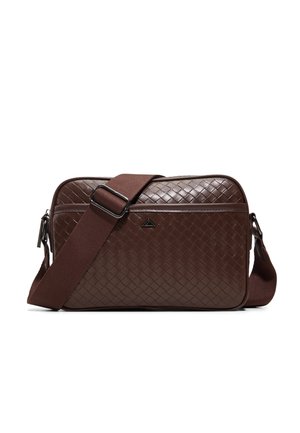Sac bandoulière rectangulaire marron foncé avec texture en cuir tressé et large sangle en tissu réglable posée sur le devant.