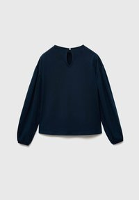 Blusa blu navy a maniche lunghe con una piccola apertura a chiave e chiusura con bottone sulla parte superiore della schiena, che presenta maniche leggermente gonfie.