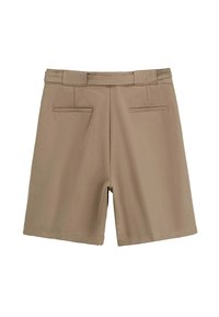 Shorts beiges à coupe droite, fabriqués en tissu léger. Dotés d'une ceinture avec passants et de deux poches arrière.