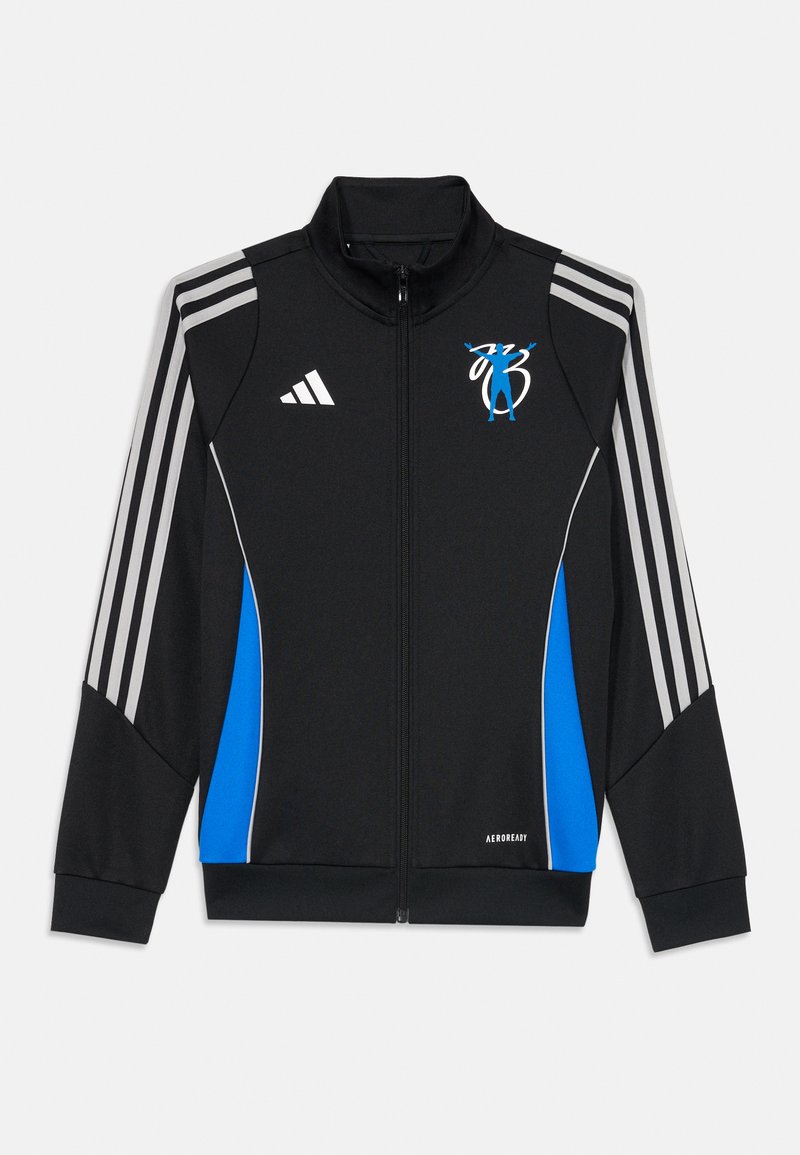 Chaqueta deportiva negra con acentos en azul y blanco, con cremallera completa, cuello alto y tres franjas verticales grises en las mangas.